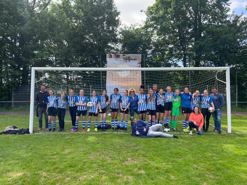 MO15-2 FC Eindhoven av neemt deel aan internationaal toernooi in Hattem